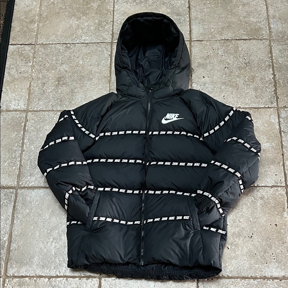 NEW WITHOUT TAGS! 
Nike YOUTH Black Hooded Puffer DOWNFILL Jacket